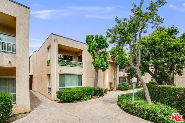 18307 Burbank Boulevard, Tarzana CA: https://media.crmls.org/mediaz/6ab2c40e-09f2-464b-b07c-04f49ba2486c.jpg