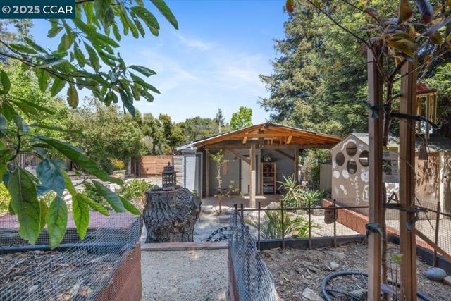8041 Winthrope St, Oakland CA: https://media.crmls.org/mediaz/6ab32ef2-1318-4fb7-bcfe-12ff088ae5ed.jpg