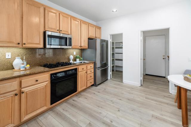 3767 Carmel View Rd #4, San Diego CA: https://media.crmls.org/mediaz/6ab4293f-a689-4f1b-8359-14cb1147f789.jpg