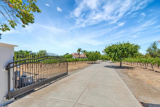1152 Little River Drive, Hollister CA: https://media.crmls.org/mediaz/6ab4b300-0ad7-4c6c-a44c-f492e4373a54.jpg