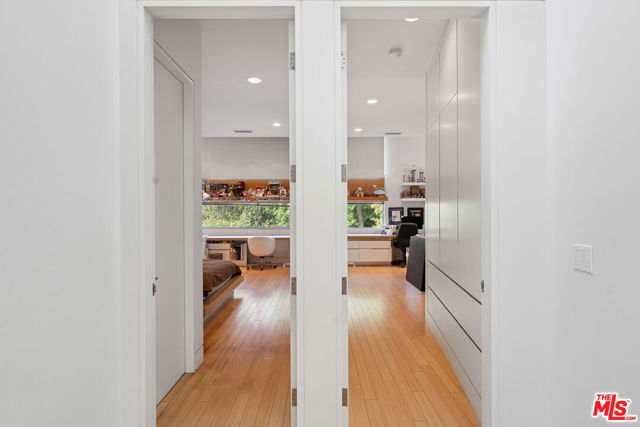 16145 High Valley Place, Encino CA: https://media.crmls.org/mediaz/6ab51014-abe2-4549-83d2-6beb1a1eec9e.jpg