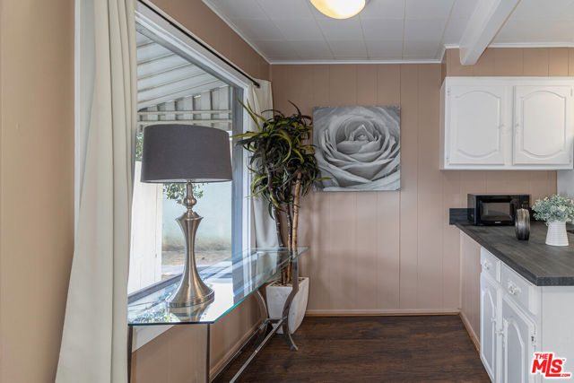 8966 Cadillac Avenue, Los Angeles CA: https://media.crmls.org/mediaz/6ab5bb3a-8113-46bb-8ad2-01ba4a085cdb.jpg
