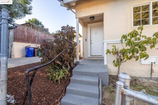 1641 E 20th Street, Oakland CA: https://media.crmls.org/mediaz/6ab5bdcb-6cbc-415e-8998-e57525fb32a0.jpg