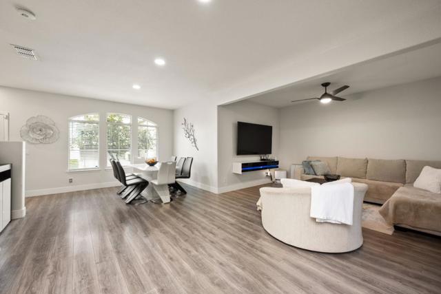 2372 Donner Pass Avenue, Sacramento CA: https://media.crmls.org/mediaz/6ab5deba-2576-4256-892a-de0436386888.jpg