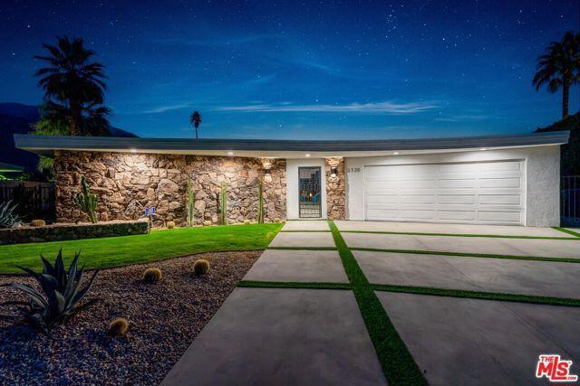 2320 S Via Lazo, Palm Springs CA: https://media.crmls.org/mediaz/6ab5e64e-6a9e-4db0-b1ce-90b5c00817cb.jpg