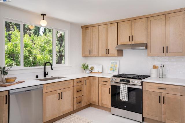 5731 Hermann St, Oakland CA: https://media.crmls.org/mediaz/6ab60d95-eaf5-444e-a1d3-2288120c2c8c.jpg