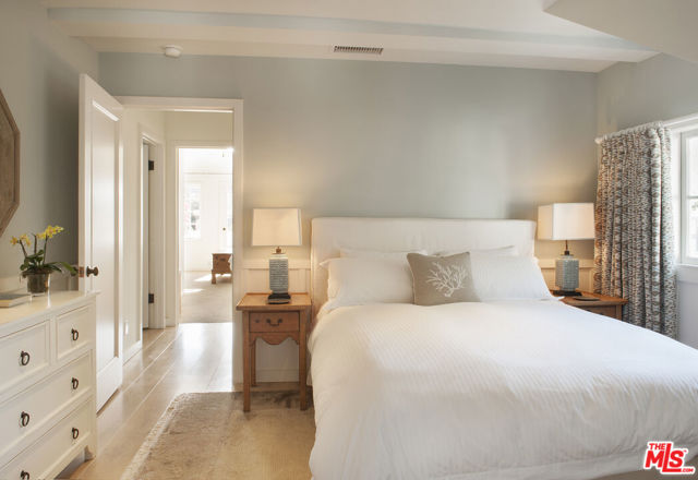 51 27th Avenue, Venice CA: https://media.crmls.org/mediaz/6ab67845-7924-4b49-8ba1-184b3320037c.jpg