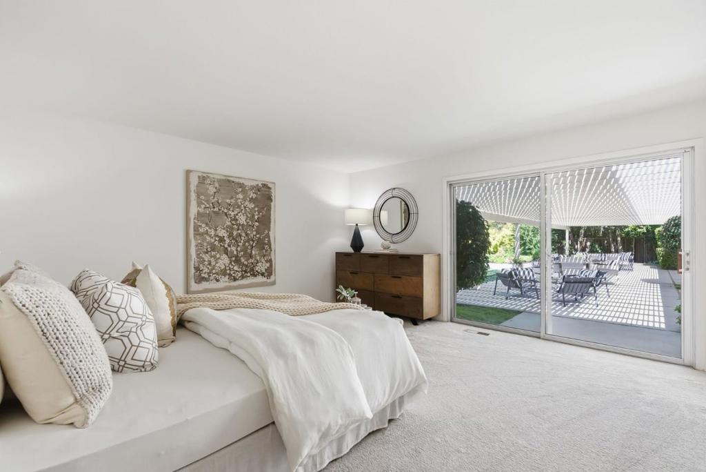 https://media.crmls.org/mediaz/6ab709a2-056c-4e40-af74-afb3dbfd46fa.jpg?preset=X-Large