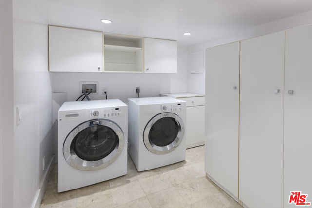8581 Cole Crest Drive, Los Angeles CA: https://media.crmls.org/mediaz/6ab79374-c636-4183-9138-c3c4e6e7a7a8.jpg