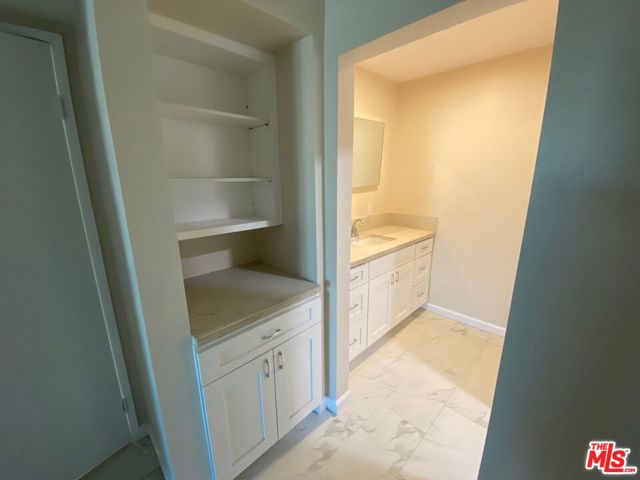 435 E Tamarack Avenue, Inglewood CA: https://media.crmls.org/mediaz/6ab7c736-6ee2-46a2-a413-894527794964.jpg
