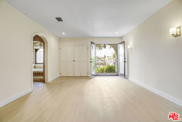 209 N Doheny Drive, Beverly Hills CA: https://media.crmls.org/mediaz/6ab7dffc-176f-4059-a674-6b43d91e34e1.jpg