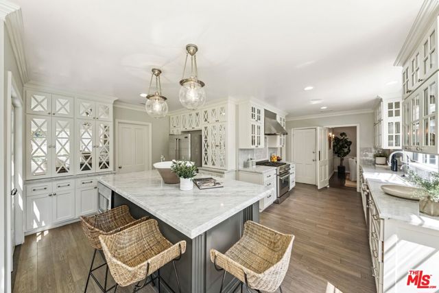 2107 Coldwater Canyon Drive, Beverly Hills CA: https://media.crmls.org/mediaz/6ab9a24b-2f5d-4537-a2a5-aeca08a73c84.jpg