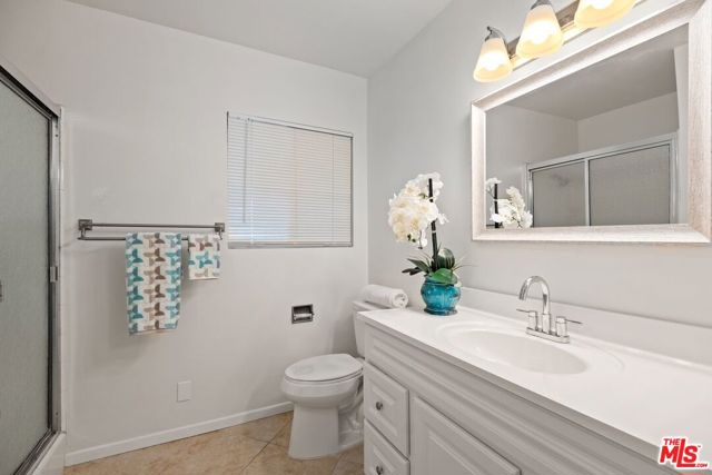 5804 S kings Road, Los Angeles CA: https://media.crmls.org/mediaz/6ab9eb8b-19e9-44ee-8d80-f9a44d794e3c.jpg