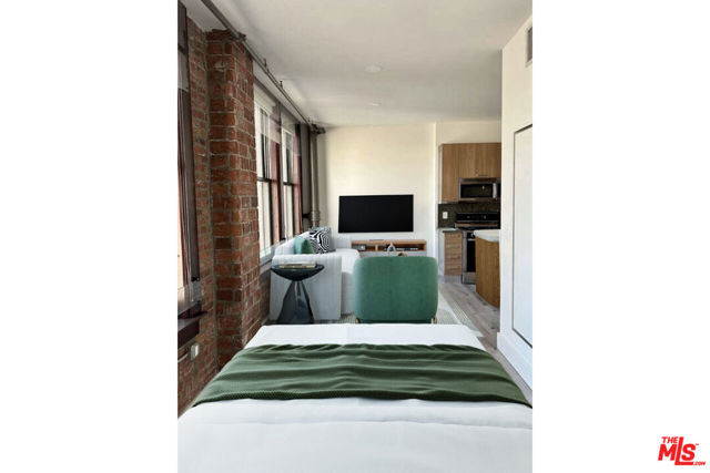 460 S Spring Street, Los Angeles CA: https://media.crmls.org/mediaz/6aba51a0-917d-460b-b943-dce9624a2cd6.jpg