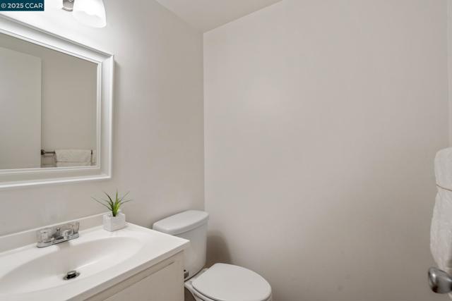 1706 Siskiyou Dr, Walnut Creek CA: https://media.crmls.org/mediaz/6abcfbcc-c26a-4e29-8076-509b5b19ce65.jpg