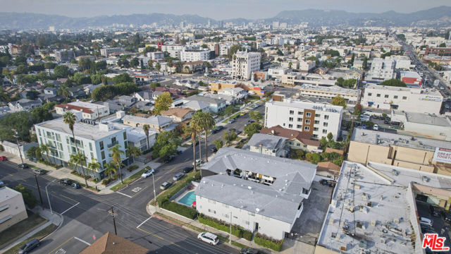 204 N Manhattan Place, Los Angeles CA: https://media.crmls.org/mediaz/6abd2001-3f57-46f6-b1b0-a99c958be8cb.jpg