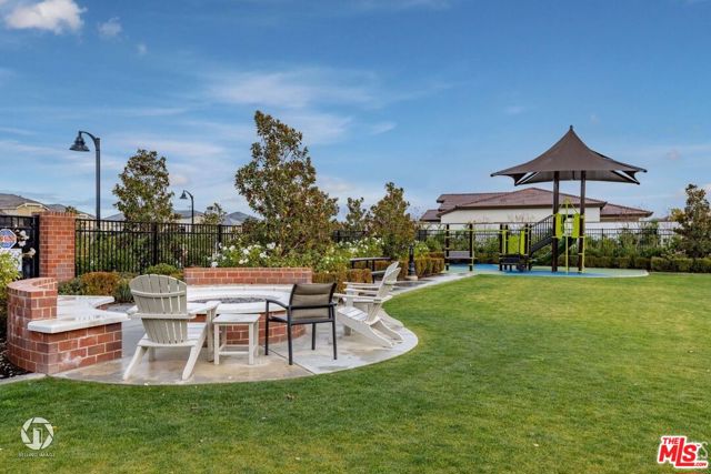 3719 Pathway Court, Bakersfield CA: https://media.crmls.org/mediaz/6abea547-70bd-4d0a-8e4e-d679ca3558e5.jpg
