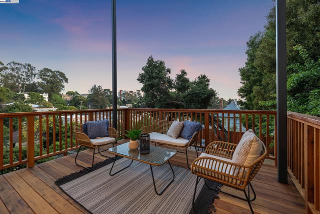 1129 WELLINGTON STREET, Oakland CA: https://media.crmls.org/mediaz/6ac072fd-6286-4c64-8316-2d3e0aff0b2d.jpg