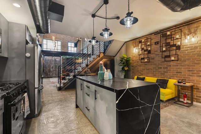 350 11Th Avenue, San Diego CA: https://media.crmls.org/mediaz/6ac0bb38-2471-497c-80f1-9c80595f254c.jpg