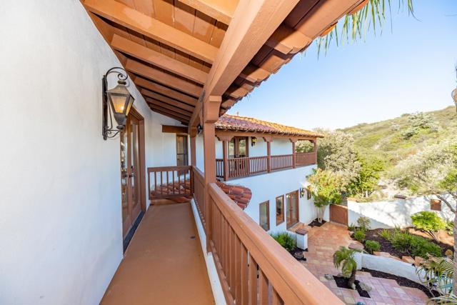 859 Cocos Dr, San Marcos CA: https://media.crmls.org/mediaz/6ac1f64c-fe65-4585-929e-df183318623a.jpg