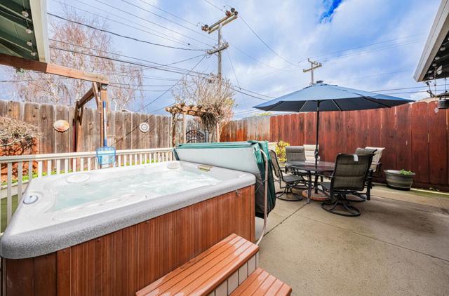 607 La Mesa Drive, Salinas CA: https://media.crmls.org/mediaz/6ac2b4aa-e280-4c37-889d-fdb987a34494.jpg