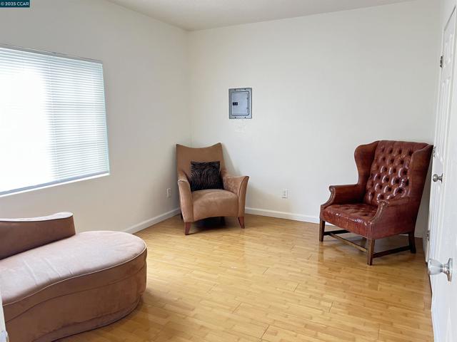 1050 37Th St, Oakland CA: https://media.crmls.org/mediaz/6ac36307-cf52-40a8-bef5-63df4fe46019.jpg