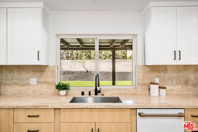 22357 Welby Way, Woodland Hills CA: https://media.crmls.org/mediaz/6ac3685c-aaf0-4465-b923-84bbd77e47e2.jpg