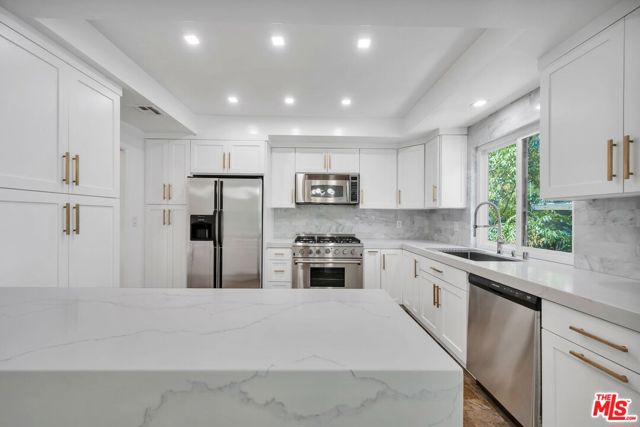 8455 Fountain Avenue, West Hollywood CA: https://media.crmls.org/mediaz/6ac3ab77-39b7-44c2-b182-89f9d126fce3.jpg