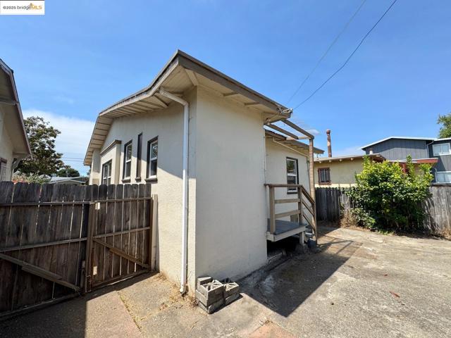5926 Marshall St, Oakland CA: https://media.crmls.org/mediaz/6ac3b0b9-e1a5-4122-8402-5c68fcda144d.jpg