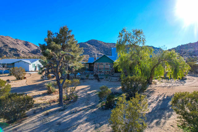 59800 Onaga Trail, Joshua Tree CA: https://media.crmls.org/mediaz/6ac52165-a444-445b-81a1-db43a285b07d.jpg