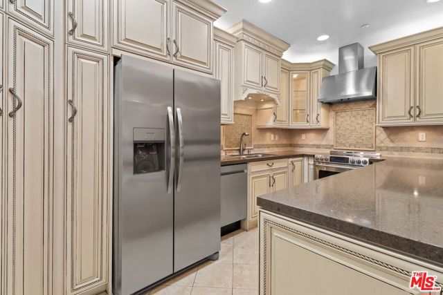 121 N Almont Drive, Beverly Hills CA: https://media.crmls.org/mediaz/6ac6b471-07f2-432a-9e75-b1d827f706b8.jpg