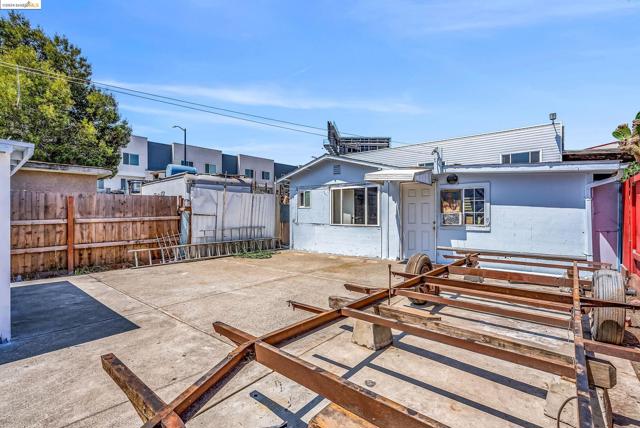 907 39Th Ave, Oakland, California 94601, 4 Bedrooms Bedrooms, ,1 BathroomBathrooms,Single Family Residence,For Sale,39Th Ave,41069340