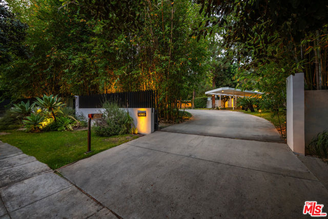 1010 N Rexford Drive, Beverly Hills CA: https://media.crmls.org/mediaz/6ac7cec5-f4a4-45df-b41c-de50cf099e45.jpg