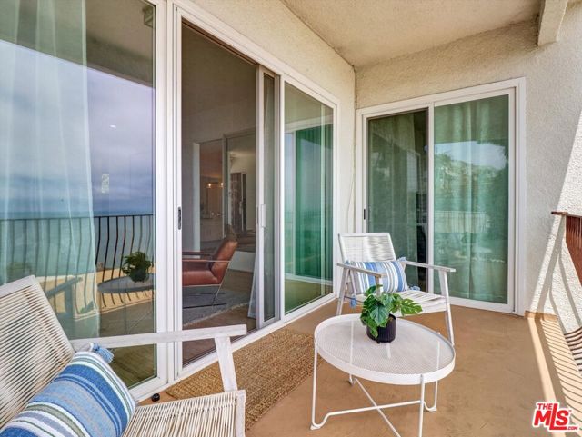 18111 Coastline Drive, Malibu CA: https://media.crmls.org/mediaz/6ac847ce-3312-4cf5-94be-8ec65ff8f14d.jpg