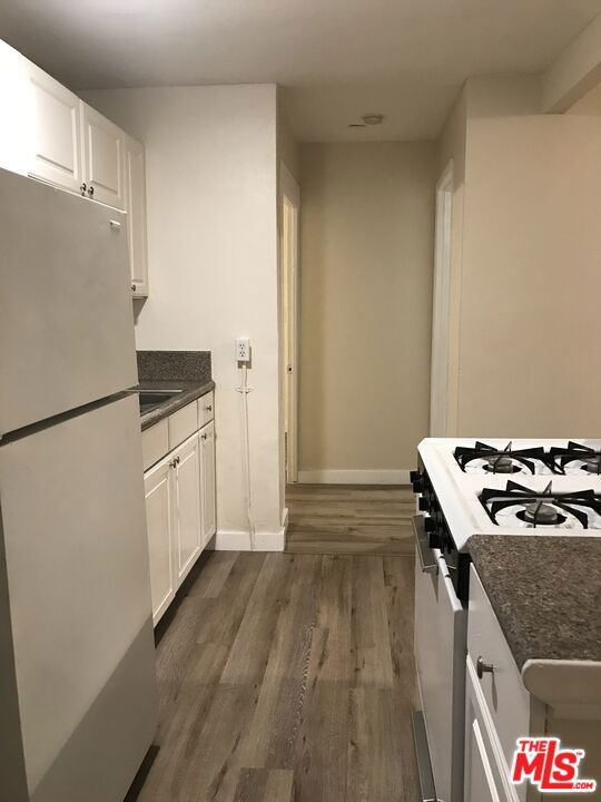 1060 E 6th Street, Long Beach CA: https://media.crmls.org/mediaz/6ac869cc-842e-420d-95b6-5bac8989be75.jpg