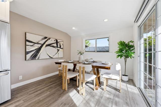 11593 Ladera Ct, Dublin CA: https://media.crmls.org/mediaz/6ac89a1e-da84-420b-805e-1fafdae97e44.jpg