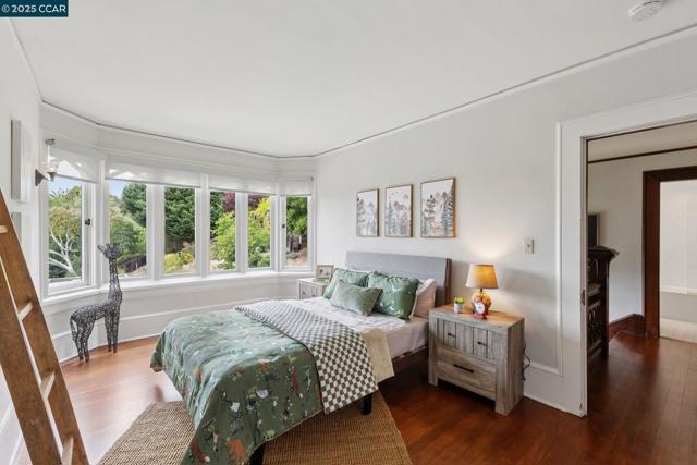 91 Tunnel Rd, Berkeley CA: https://media.crmls.org/mediaz/6ac8a544-614d-412d-9476-01d58318b345.jpg
