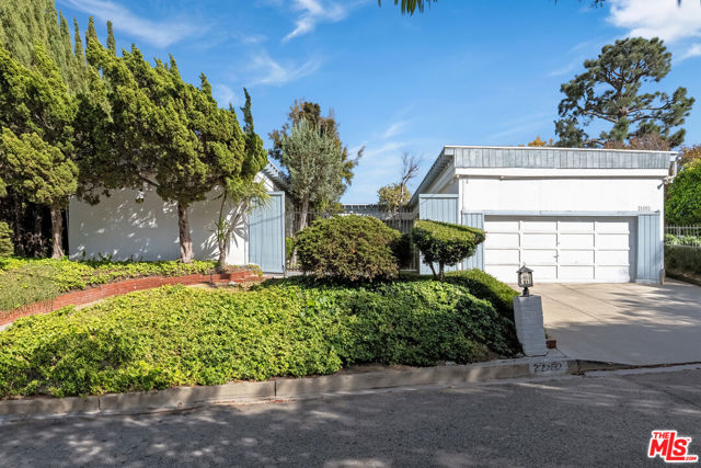 2252 Gloaming Way, Beverly Hills CA: https://media.crmls.org/mediaz/6ac9d6f0-5f64-4a6f-a230-e2157b7f002a.jpg