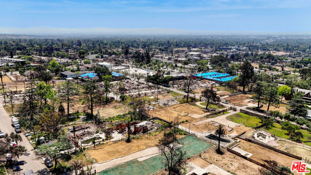 683 E Pine Street, Altadena CA: https://media.crmls.org/mediaz/6acb03c5-5f01-4c2c-a74b-4b63cfa82146.jpg