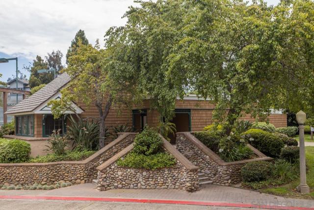 8880 Villa La Jolla Dr, La Jolla CA: https://media.crmls.org/mediaz/6acb20bf-1e6c-40c3-997b-212b662c83b6.jpg