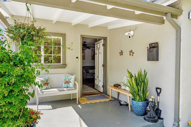 1127 Madera Ave, Menlo Park CA: https://media.crmls.org/mediaz/6acc7b0d-114c-4897-ace4-cdfc9608927d.jpg