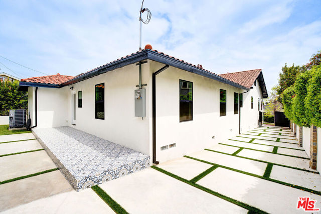 1027 S Lucerne Boulevard, Los Angeles CA: https://media.crmls.org/mediaz/6acd1579-e7ab-4e5c-9085-de6e4a26d3e5.jpg