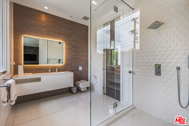 511 N Rexford Drive, Beverly Hills CA: https://media.crmls.org/mediaz/6ace771a-30d9-4f91-83b5-7354acd9e54f.jpg