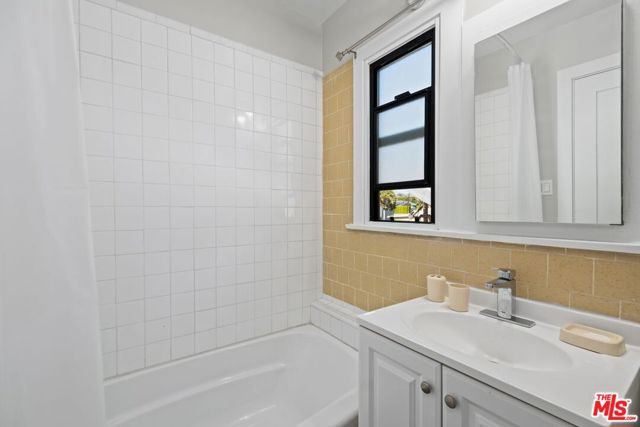 915 Georgina Avenue, Santa Monica CA: https://media.crmls.org/mediaz/6ace8741-1b67-446e-88fc-ff03c71c8e8a.jpg