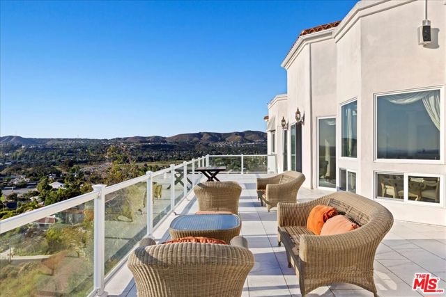 Large balcony off main floor