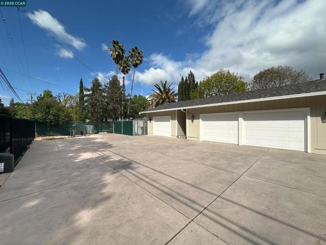 2200 Tice Valley Blvd +3BR ADU, Walnut Creek CA: https://media.crmls.org/mediaz/6acf51da-7536-4128-8f36-e517901db39d.jpg