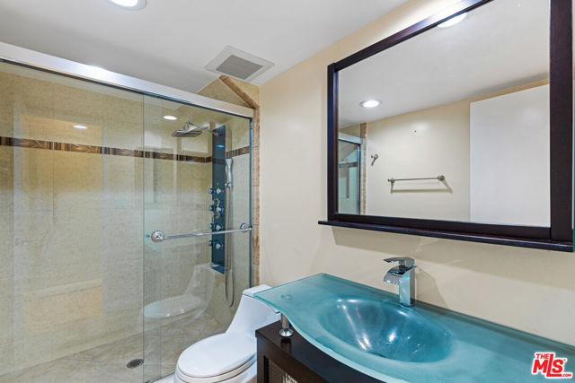 15137 Magnolia Boulevard, A photo 8
