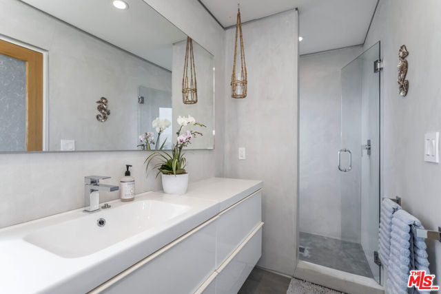 32701 Vista De Los Ondas Street, Malibu CA: https://media.crmls.org/mediaz/6ad0510f-752b-4832-895e-8c05b07403c7.jpg