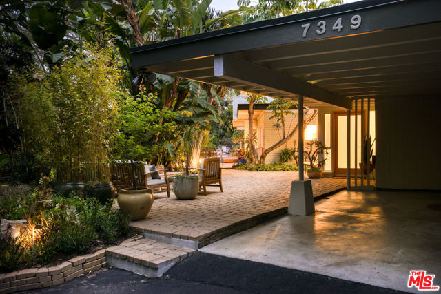 7349 Pacific View Drive, Los Angeles CA: https://media.crmls.org/mediaz/6ad25883-1ad7-40bd-876d-9fa908faafda.jpg