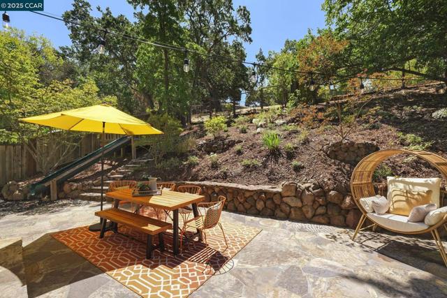 71 Maple Ln, Walnut Creek CA: https://media.crmls.org/mediaz/6ad3a69a-9a04-46f7-897a-6dc500e50e62.jpg